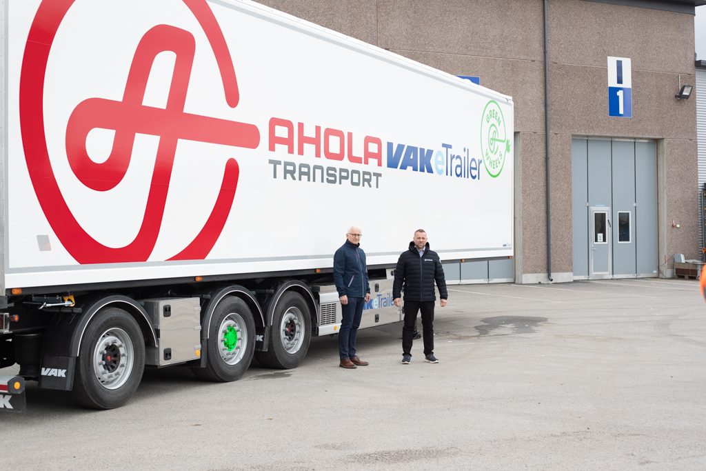 VAK CEO Ilpo Korhonen (on the left) and Ahola Transport CEO Åke Nyblom in the photo