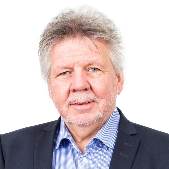 ”Vanhempi kuljettaja”, konsernijohtaja Hans Ahola ja Service Tower -suunnittelukeskus, joka tukee ja ohjaa Aholan ajoneuvoja reaaliajassa kaikkialla Pohjoismaissa ja Baltiassa.