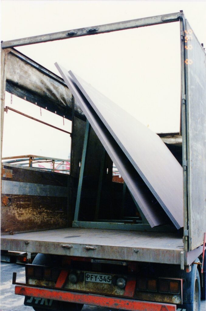 1996: Aholas innovativa lösning för att transportera 3,5 m breda plåtar i lastutrymmet. Detta gav en fördel med 50 %…