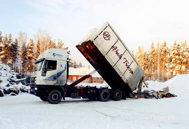 1996: Denna påbyggnad är specialdesignad av Limetec med öppningsbar sida och tak. Denna lösning gav en mycket stor…