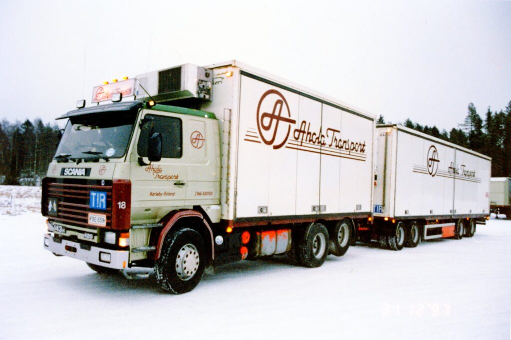 1997: Detta specialekipage är även utrustat med Limetec-påbyggnad. Ekipaget möjliggjorde ståltransporter för export samt…