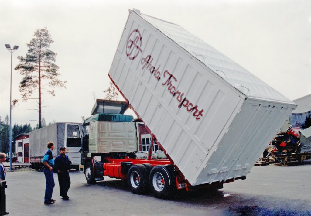 1994: Vårt dotterbolag Limetec byggde detta specialekipage för återvinnningstransporter (skrot). Gav möjlighet till tur…