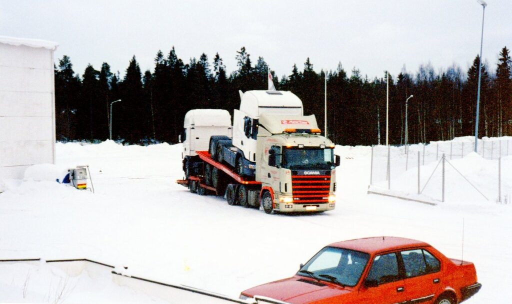 1998: Uppstartades chassitransporter för Scania efter långa förhandlingar