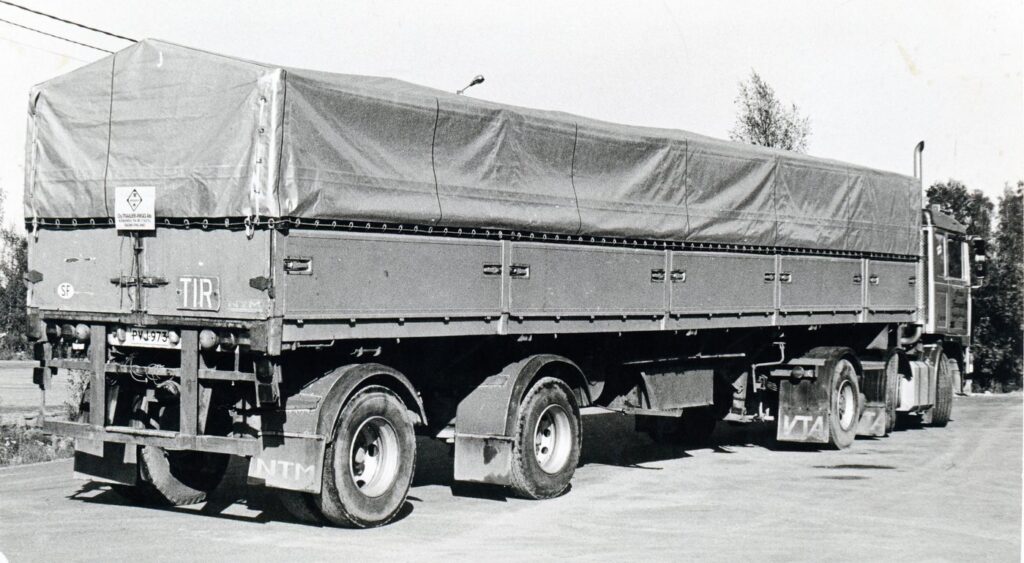 1985: Med denna utdragbara trailer körde vi långgods på export, stålrör, balkar, stolpar mm. Med denna kapellösning kunde…
